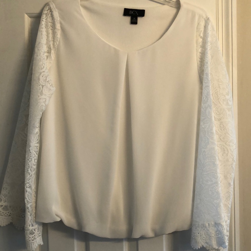 Elegant white top with pretty lace sleeve